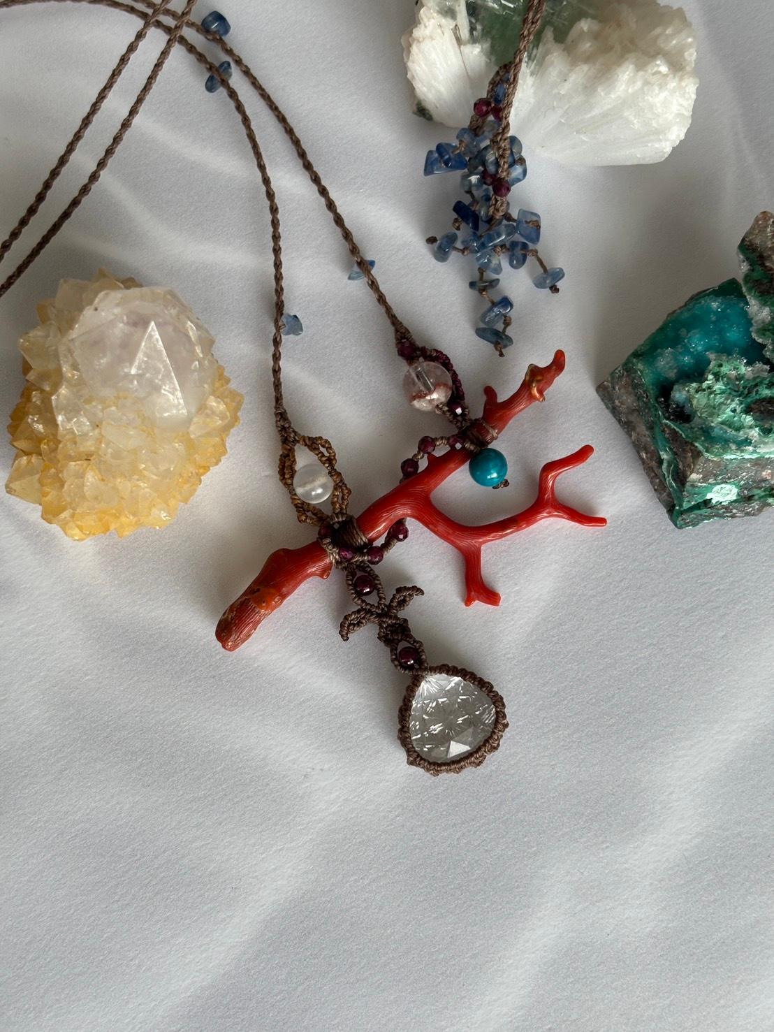 レッドコーラル｜珊瑚 ＆ ヒマラヤンクォーツ インタリオ ローズカット マクラメペンダントネックレス｜天然石1枚目の画像