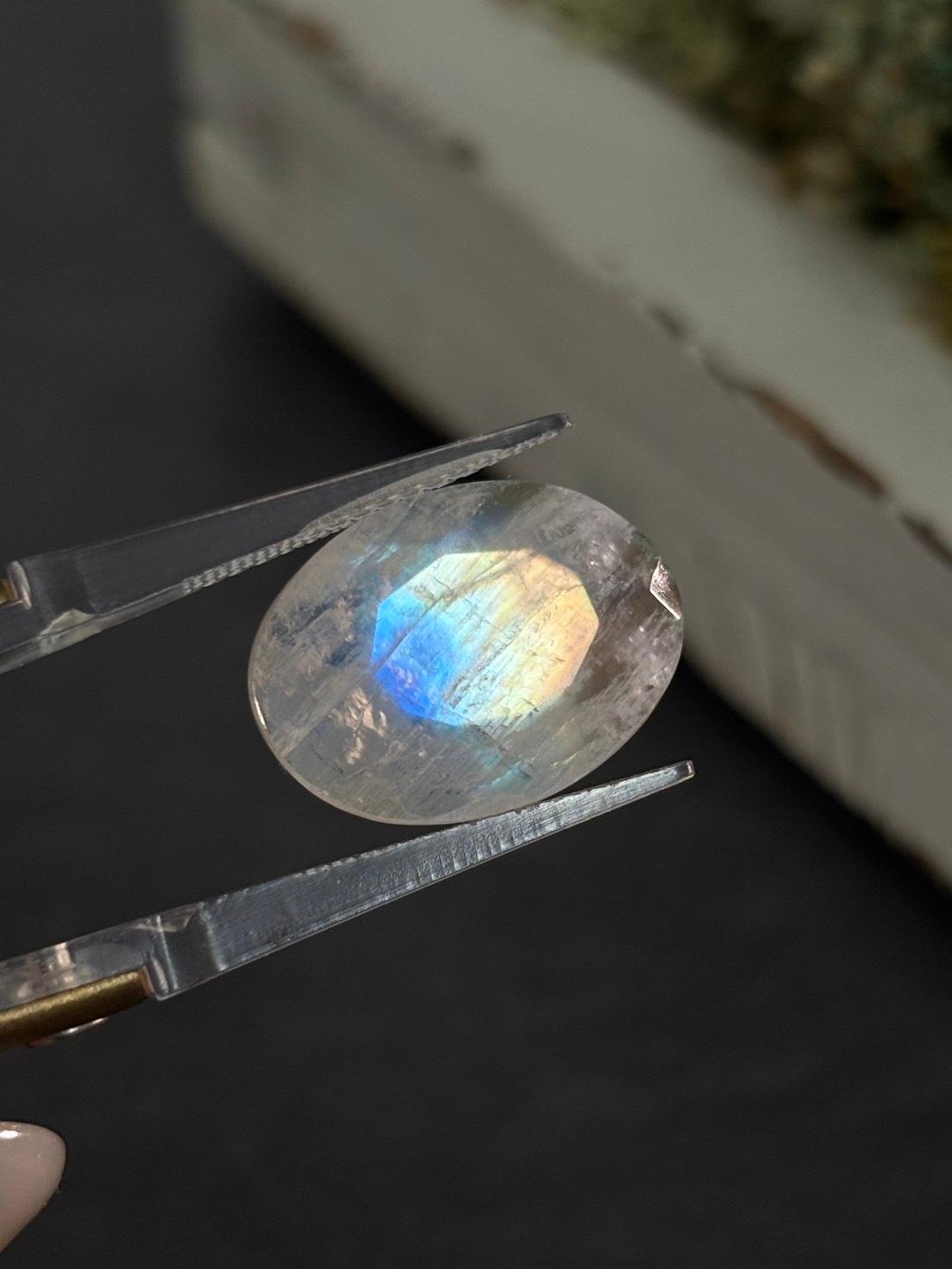 ホワイトラブラドライト レインボームーンストーン 表ファセット ルース 27 天然石1枚目の画像