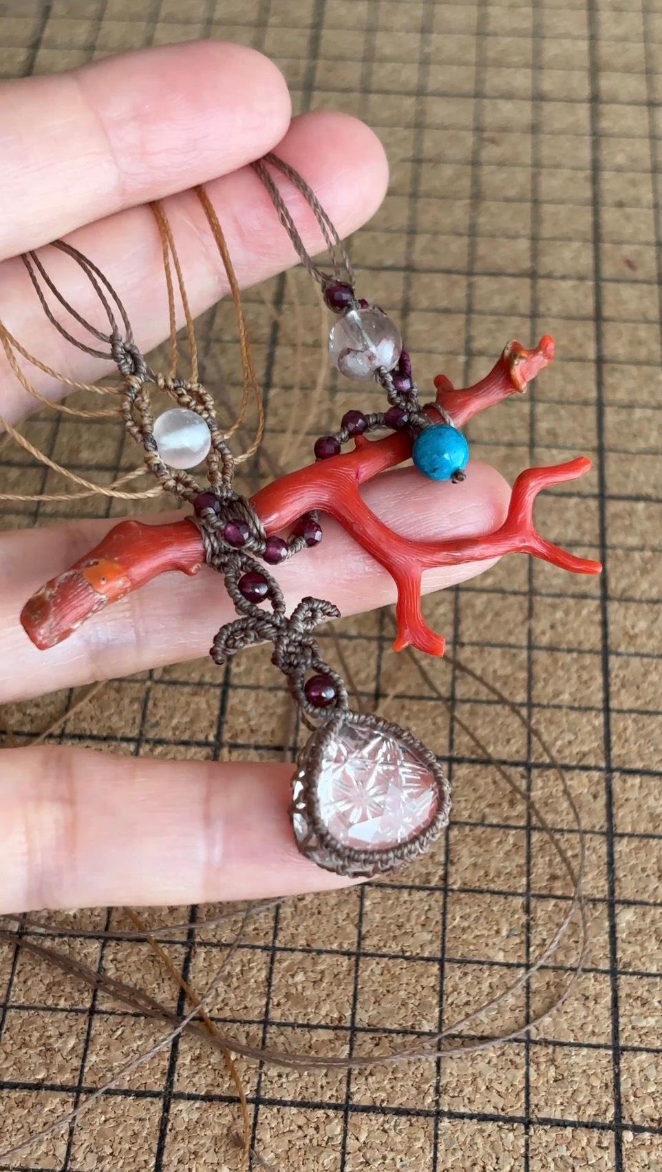 レッドコーラル|珊瑚 & ヒマラヤンクォーツ インタリオ ローズカット マクラメペンダントネックレス|天然石 | 13枚目