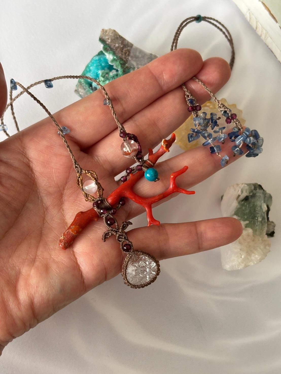 レッドコーラル|珊瑚 & ヒマラヤンクォーツ インタリオ ローズカット マクラメペンダントネックレス|天然石 | 2枚目