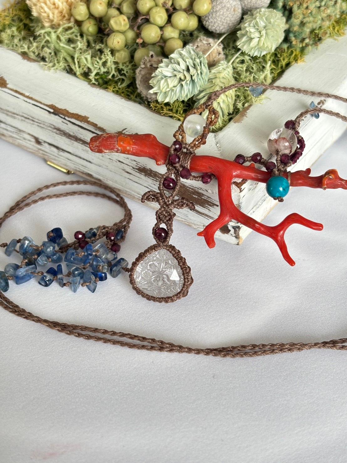 レッドコーラル|珊瑚 & ヒマラヤンクォーツ インタリオ ローズカット マクラメペンダントネックレス|天然石 | 3枚目