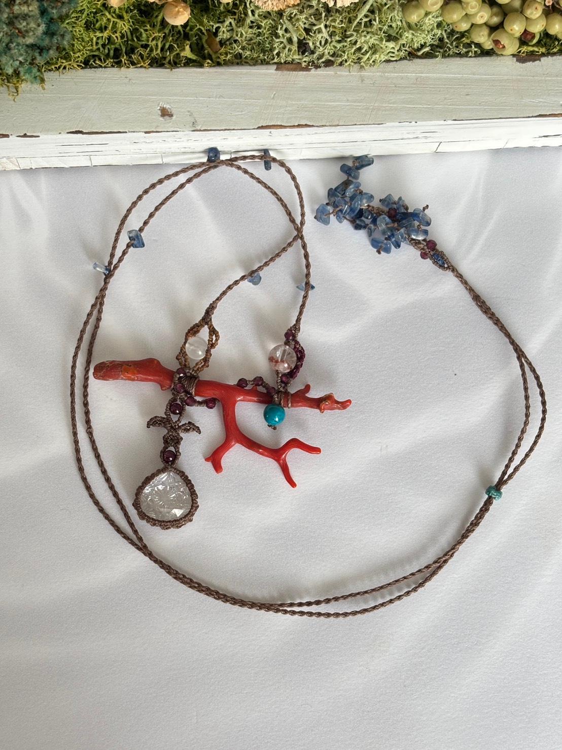 レッドコーラル|珊瑚 & ヒマラヤンクォーツ インタリオ ローズカット マクラメペンダントネックレス|天然石 | 4枚目