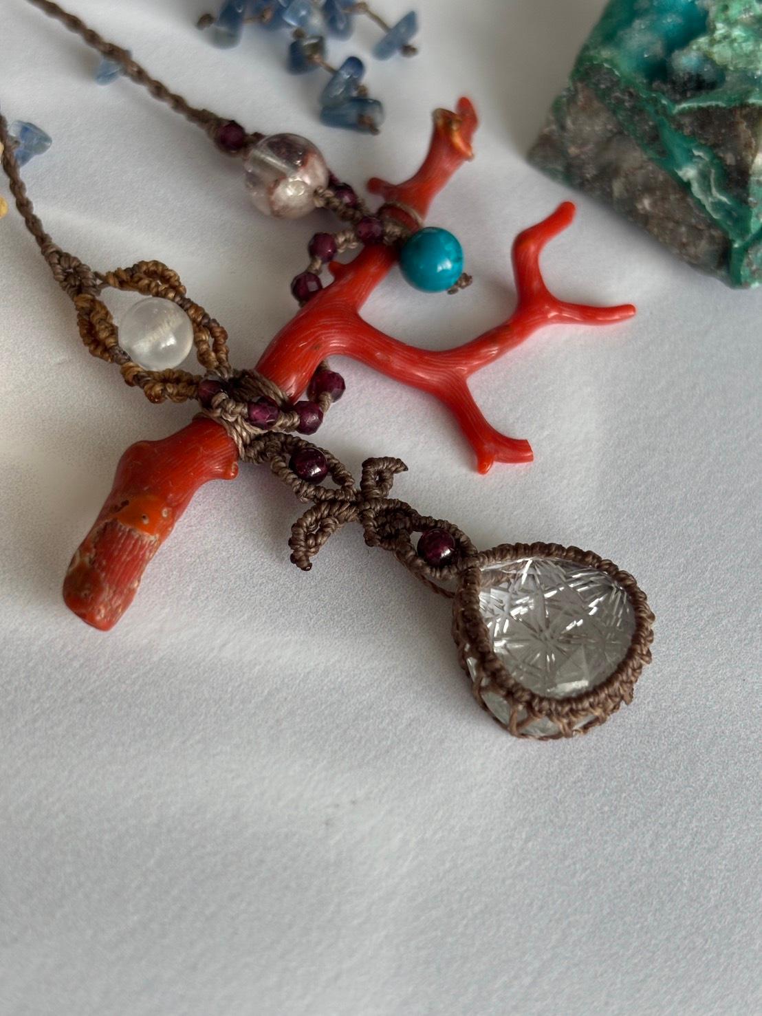 レッドコーラル|珊瑚 & ヒマラヤンクォーツ インタリオ ローズカット マクラメペンダントネックレス|天然石 | 5枚目