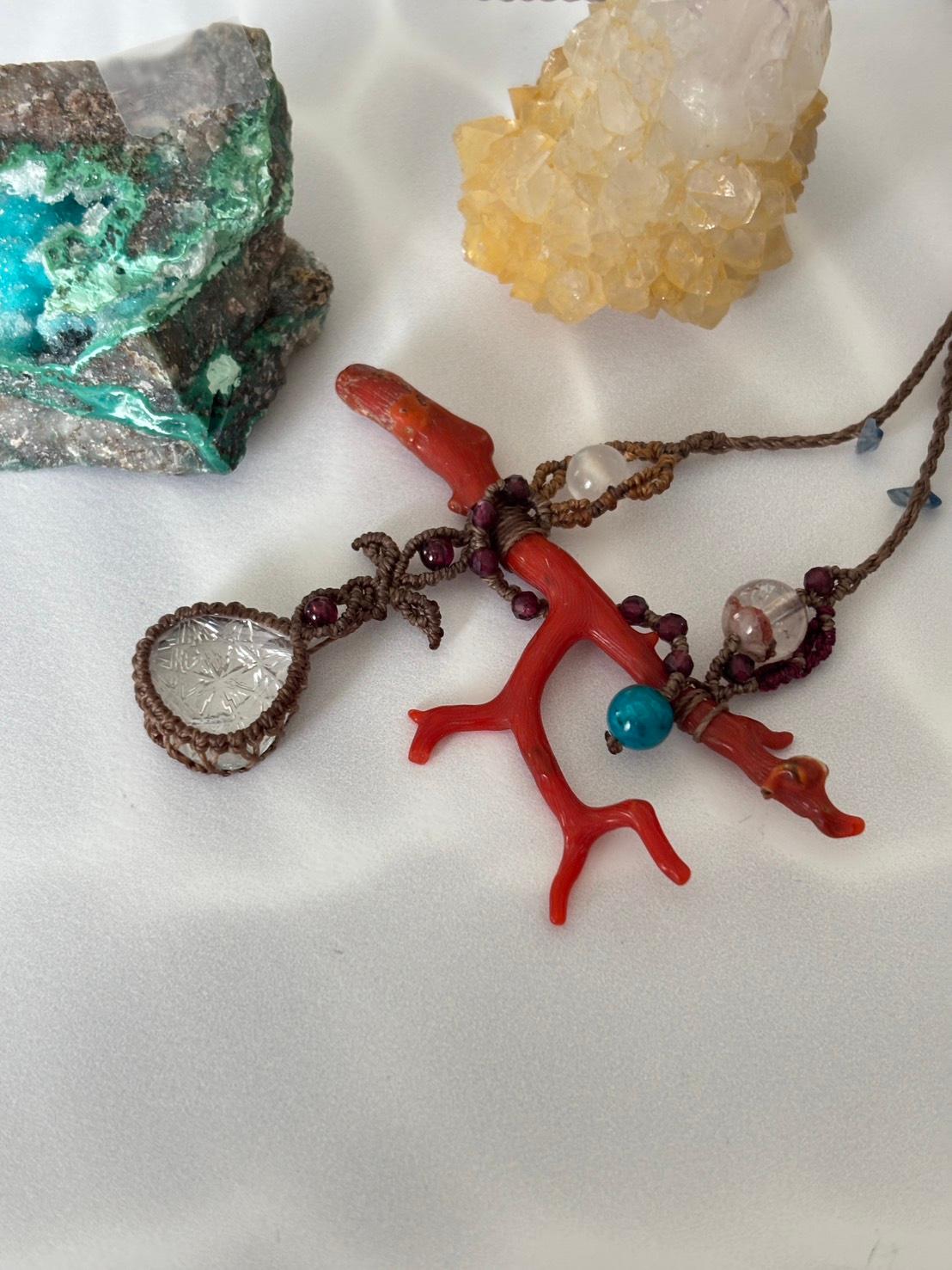 レッドコーラル|珊瑚 & ヒマラヤンクォーツ インタリオ ローズカット マクラメペンダントネックレス|天然石 | 6枚目