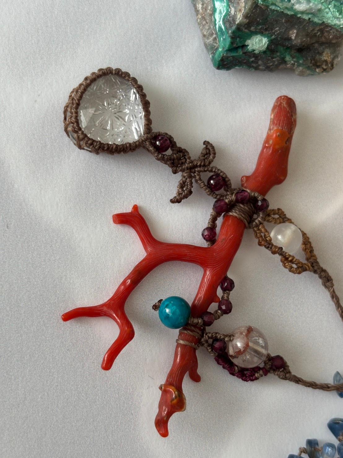 レッドコーラル|珊瑚 & ヒマラヤンクォーツ インタリオ ローズカット マクラメペンダントネックレス|天然石 | 7枚目