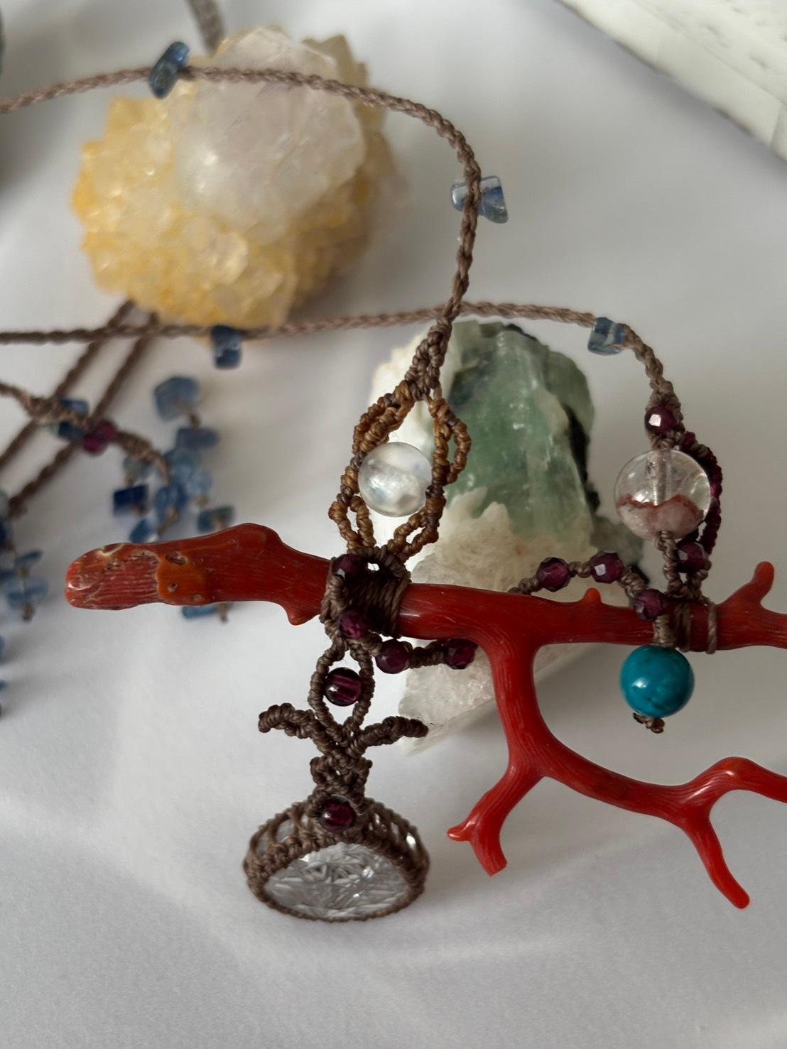 レッドコーラル|珊瑚 & ヒマラヤンクォーツ インタリオ ローズカット マクラメペンダントネックレス|天然石 | 8枚目