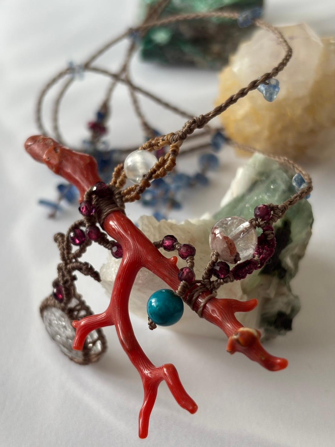 レッドコーラル|珊瑚 & ヒマラヤンクォーツ インタリオ ローズカット マクラメペンダントネックレス|天然石 | 9枚目